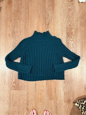 American eagle teal green sweater 
XS
Good condition